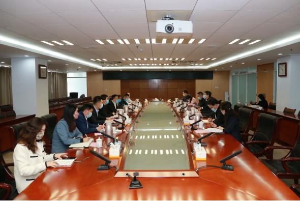 市南區(qū)委書記王鋒與中金國泰董事長鄭建龍一行舉行工作會談